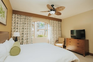 One Bedroom Deluxe 1 King | Premium bedding, in-room safe, laptop workspace, soundproofing - Eagle Aruba Resort (Oranjestad)