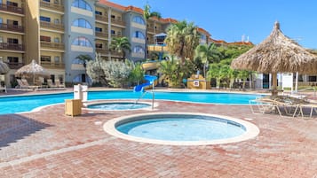 3 piscinas al aire libre, sombrillas, sillones reclinables de piscina