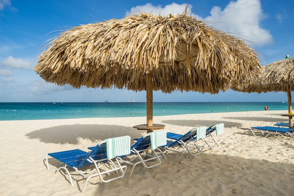 Una playa cerca, arena blanca, traslado desde/hacia la playa gratis