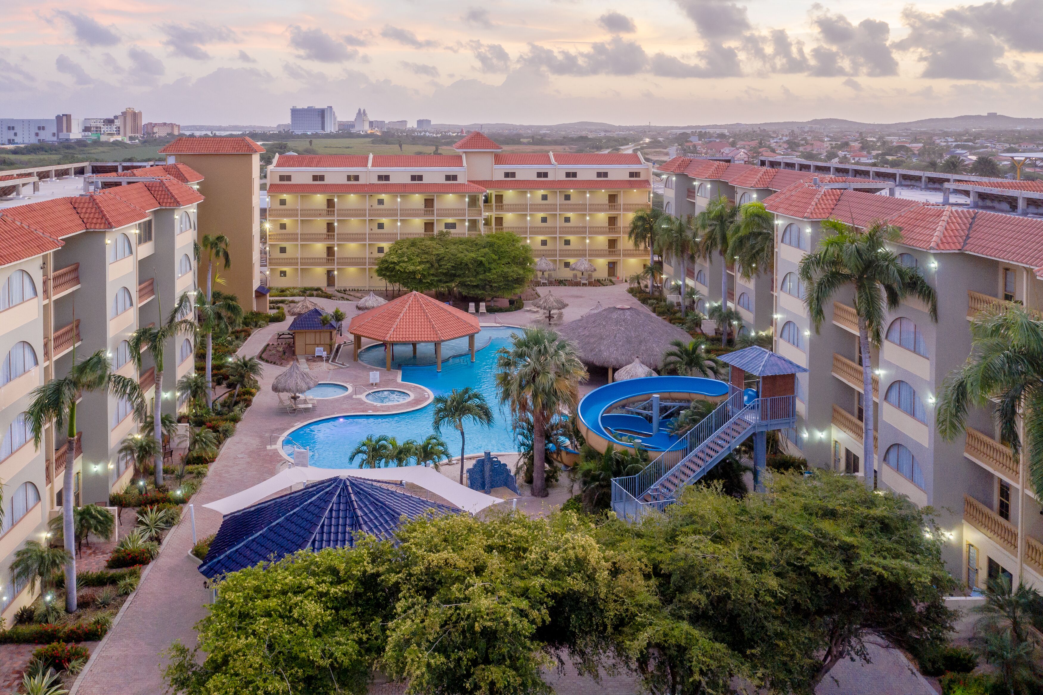 3 albercas al aire libre, sombrillas en la alberca y camastros 