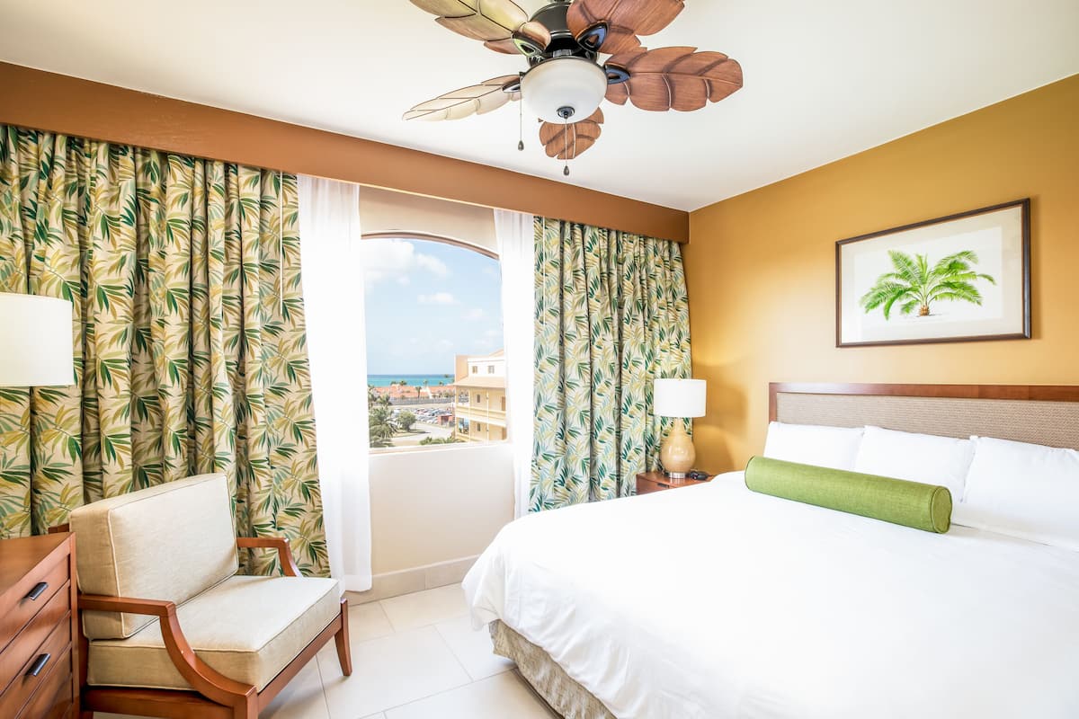 One Premium Suite 1 King | Luxe beddengoed, een kluis op de kamer, een laptopwerkplek