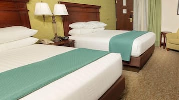 مكتب ومساحة عمل للكمبيوتر المحمول وستائر تعتيم ومكواة/لوح كي