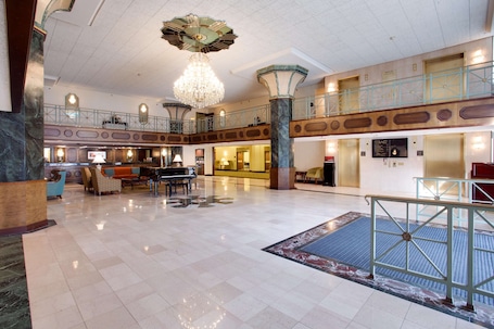 Lobby. Pear Tree Inn St. Louis Convention Center