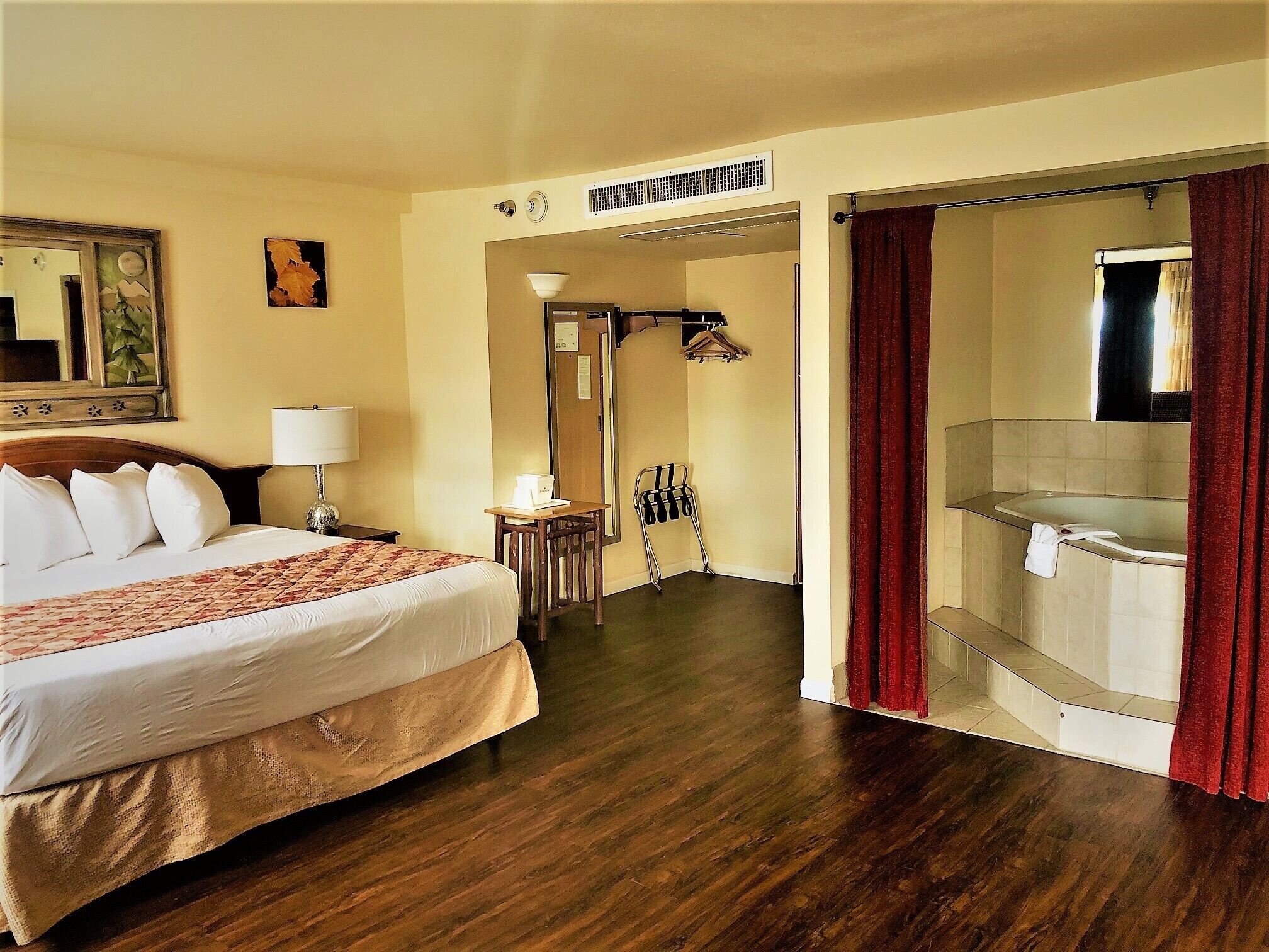 Brankas, didekorasi berbeda-beda, dan meja kerja