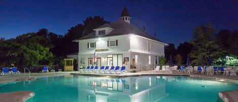 Piscine extérieure (ouverte en saison), chaises longues