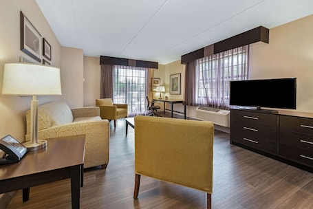 Suite, 1 Bedroom, Non Smoking | Premium bedding, desk, iron/ironing board, bed sheets. La Quinta Inn by Wyndham Miami Airport North