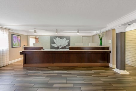 Lobby. La Quinta Inn by Wyndham Miami Airport North