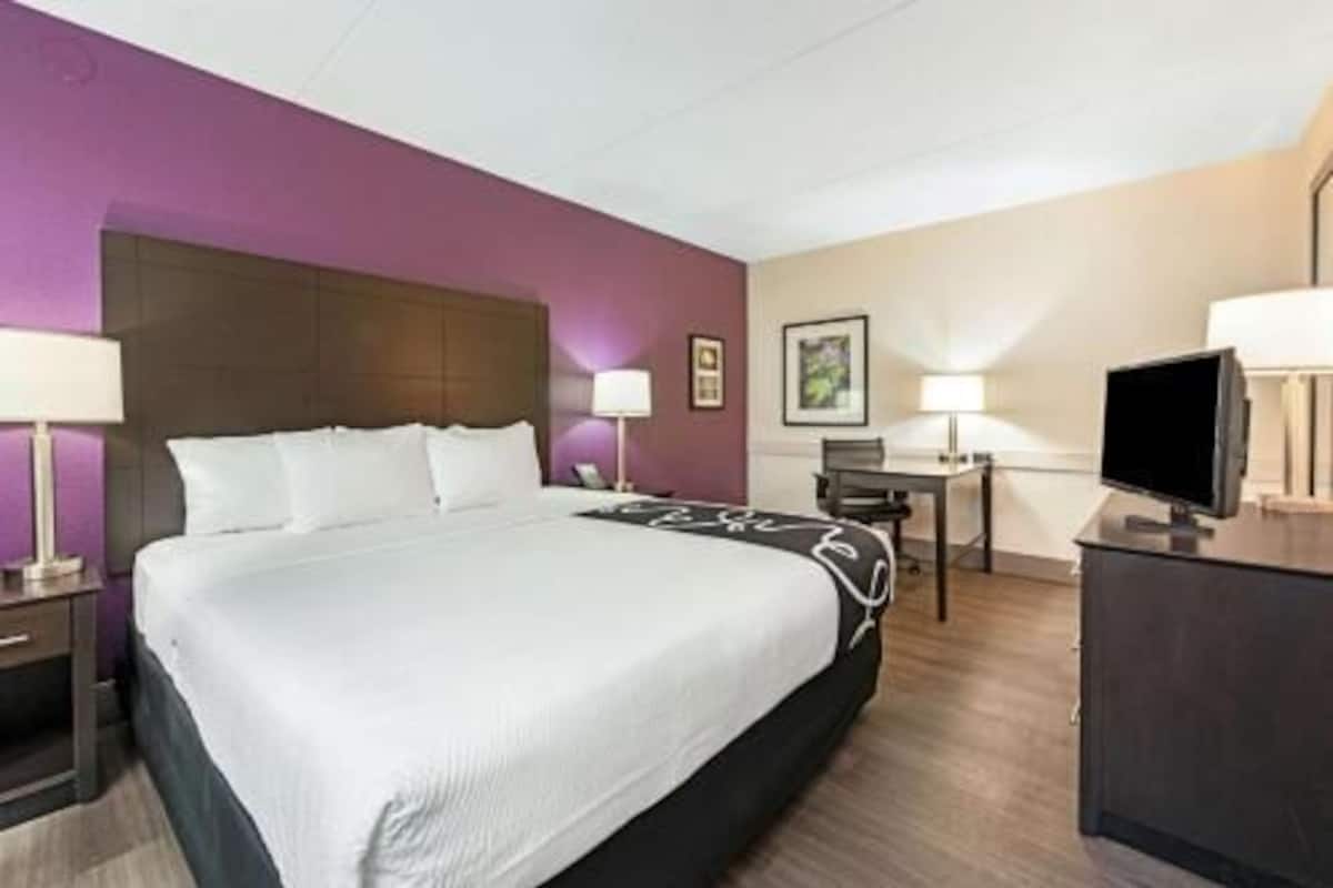 Premium bedding, desk, iron/ironing board, bed sheets