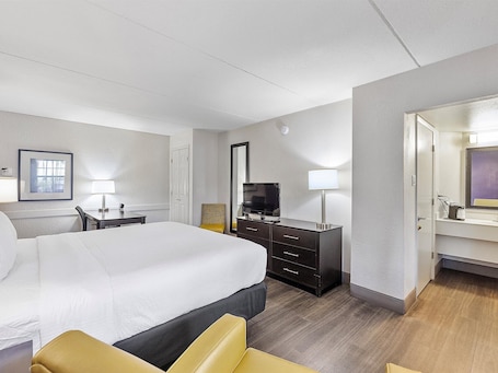 Premium bedding, desk, iron/ironing board, bed sheets. La Quinta Inn by Wyndham Miami Airport North