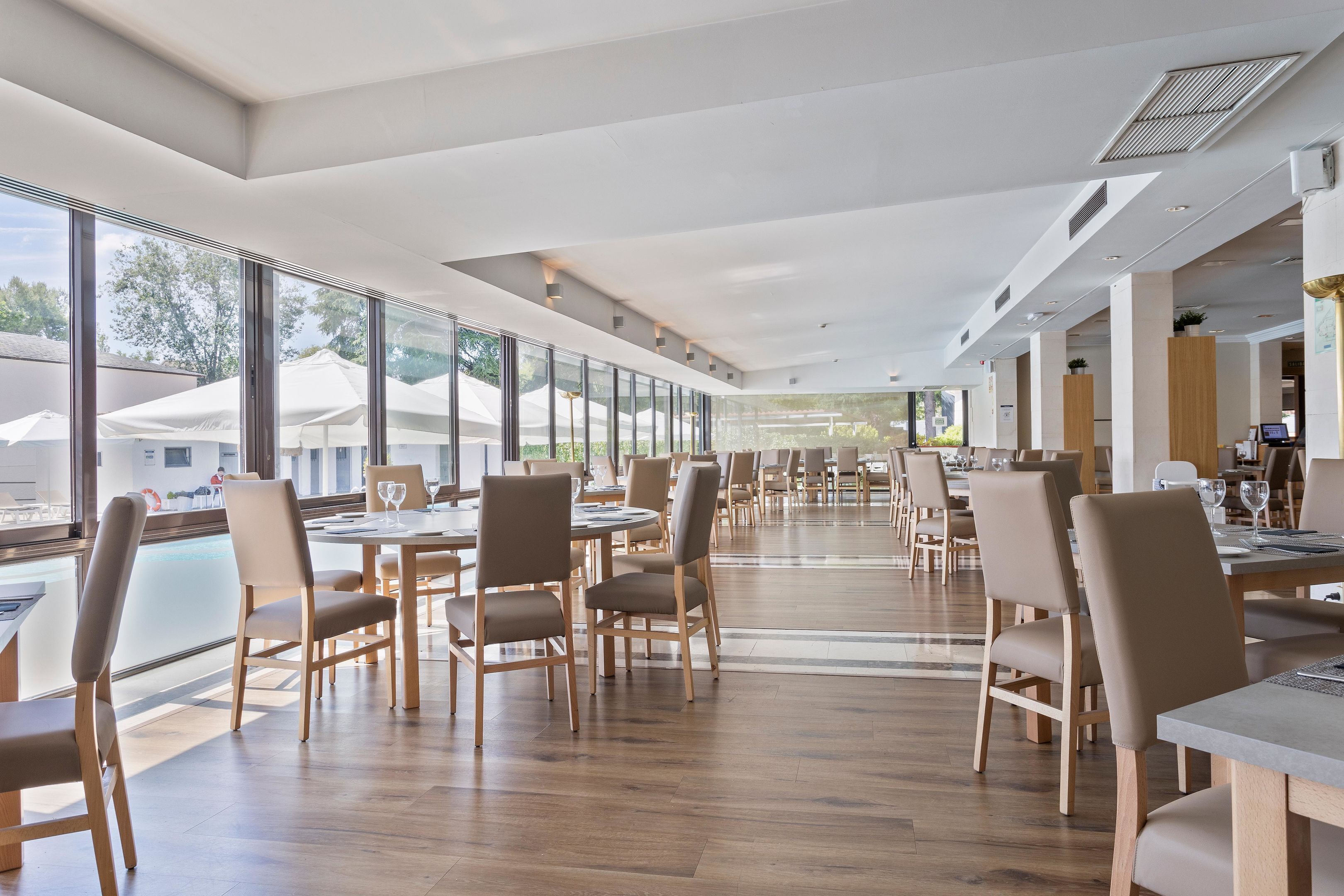 Serveert ontbijt, Mediterrane gerechten, uitzicht op de zwembaden 