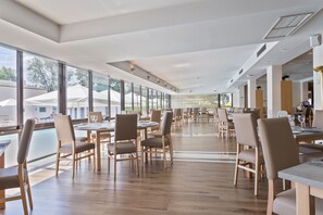 Serveert ontbijt, Mediterrane gerechten, uitzicht op de zwembaden 