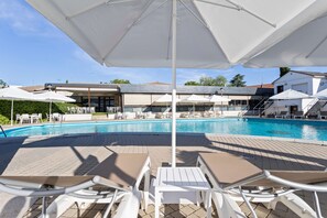 Piscine extérieure (ouverte en saison), parasols de plage
