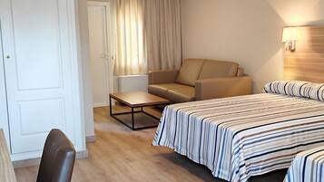 Habitación superior, balcón | Caja fuerte, escritorio, espacio para trabajar con un portátil