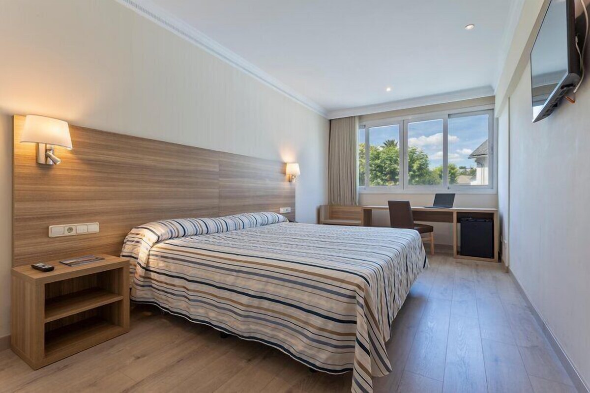 In-room safe, desk, laptop workspace, soundproofing