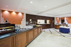 Petit déjeuner buffet (11 EUR par personne)