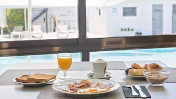Phục vụ bữa sáng, bữa trưa, món ăn kiểu Địa Trung Hải, nhìn ra hồ bơi