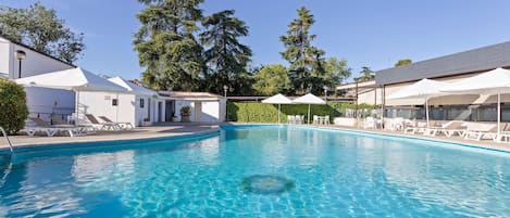 Piscine extérieure (ouverte en saison), parasols de plage