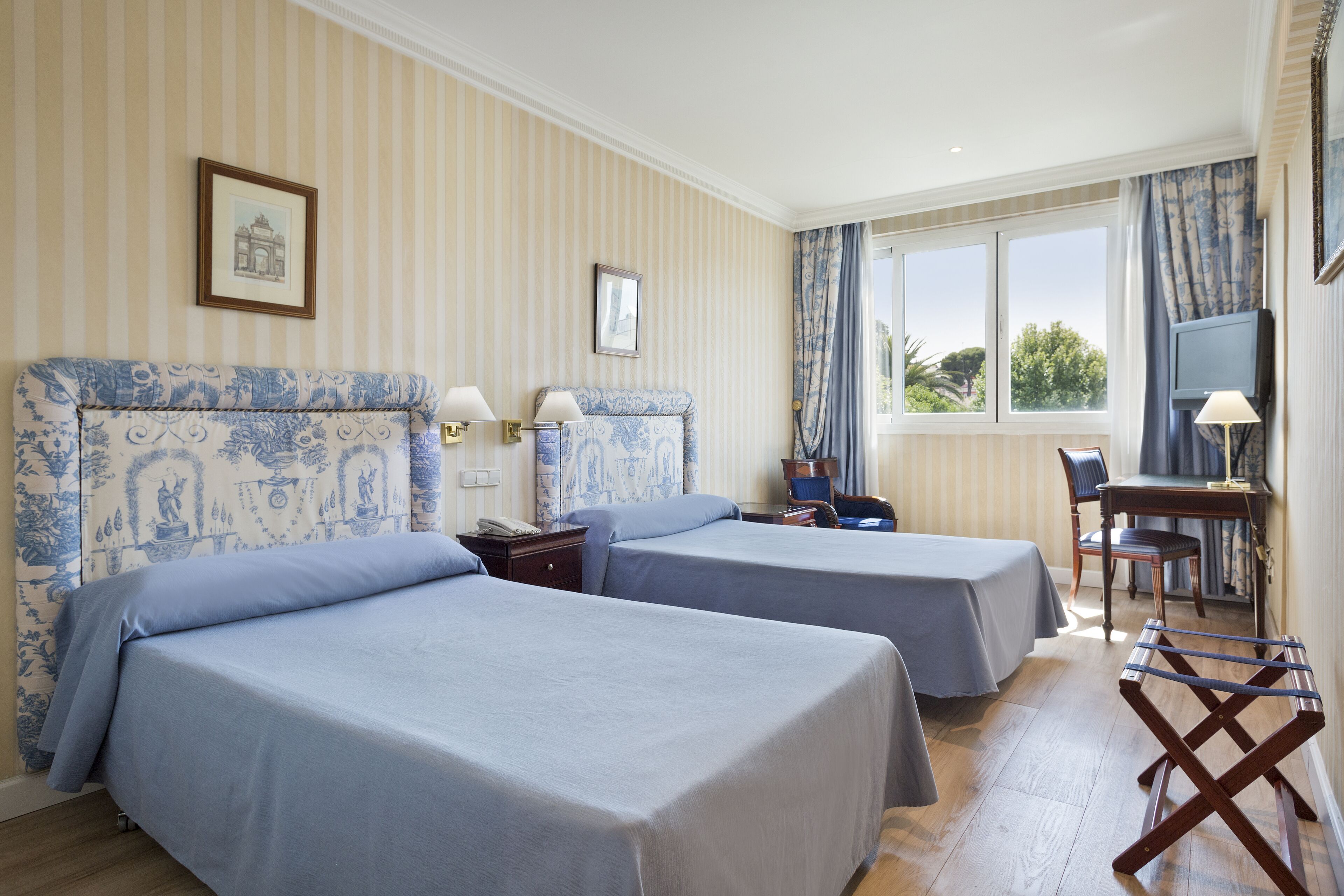 In-room safe, desk, laptop workspace, soundproofing