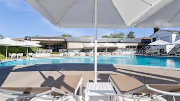 Piscine extérieure (ouverte en saison), parasols de plage