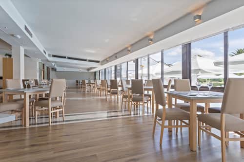 供应早餐、午餐和晚餐,地中海菜,泳池景观