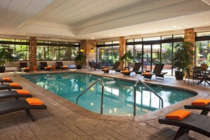 Inomhuspool, en säsongsöppen utomhuspool, parasoller och solstolar
