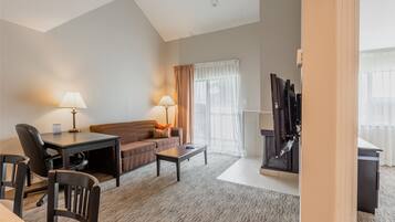 Luxe beddengoed, pillowtop-bedden, een bureau, een laptopwerkplek