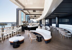 4 barer/lounger, bar på takterrassen, lobbylounge och pub