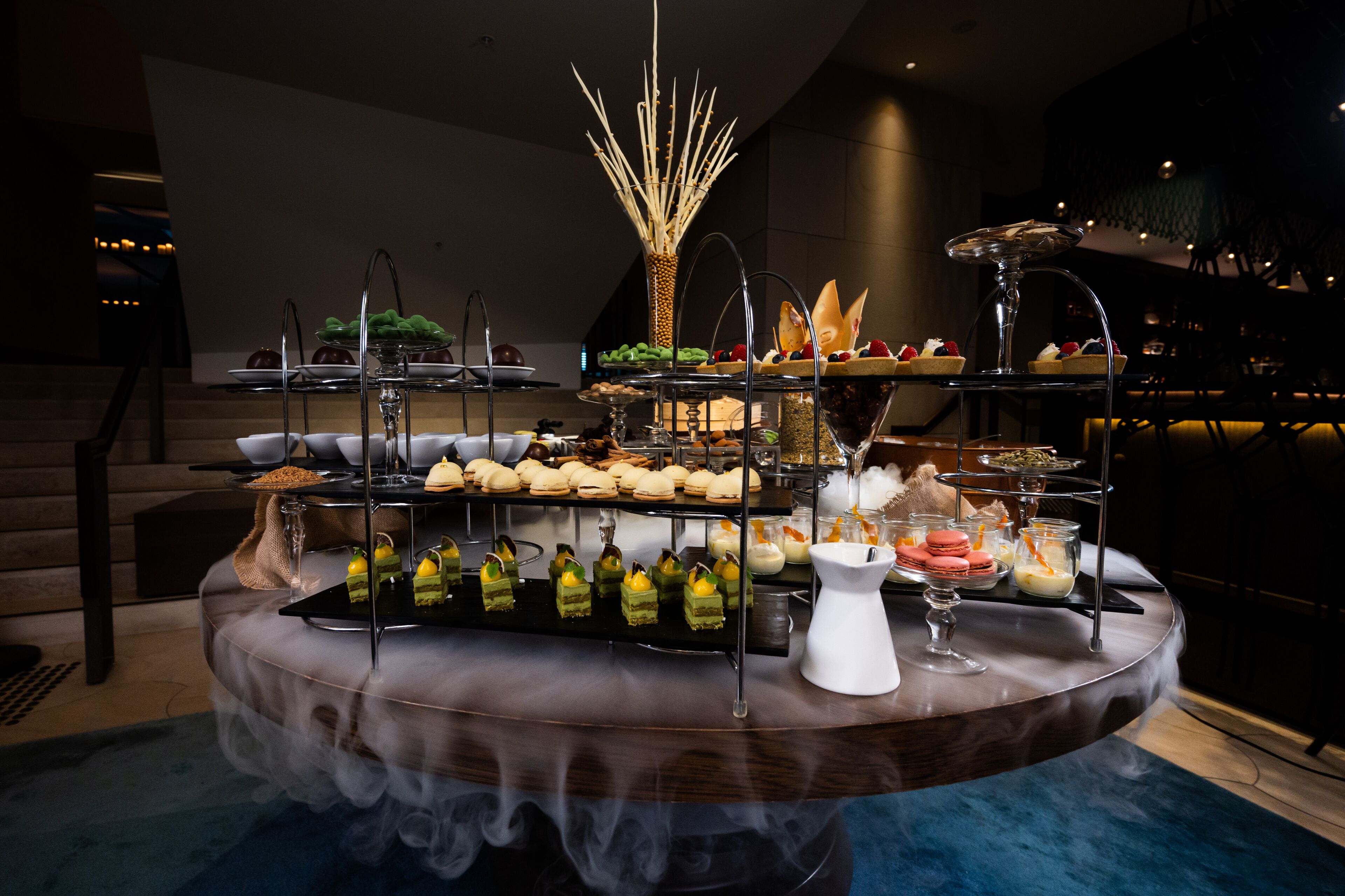 Ein reichhaltiges Buffet mit verschiedenen Speisen und einem dekorativen Mittelstück.