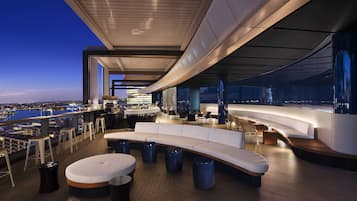 4 μπαρ/lounge, μπαρ σε ταράτσα, λόμπι-μπαρ πολυτελείας, παμπ