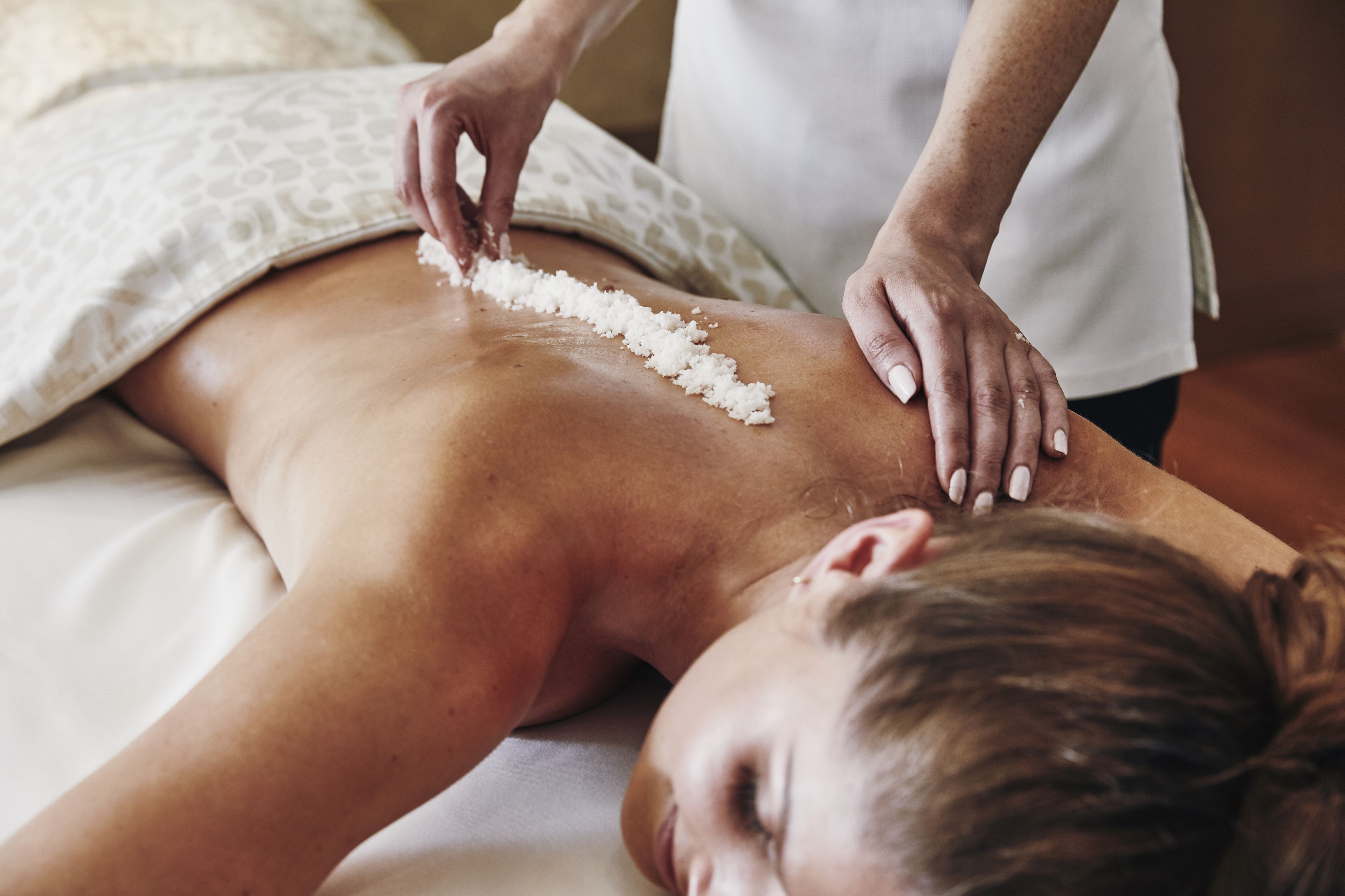 body treatments, hydrotherapy, aromatherapy, hot stone massages