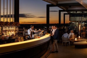4 Bars/Lounges, Bar auf der Dachterrasse, Lobby-Lounge, Pub