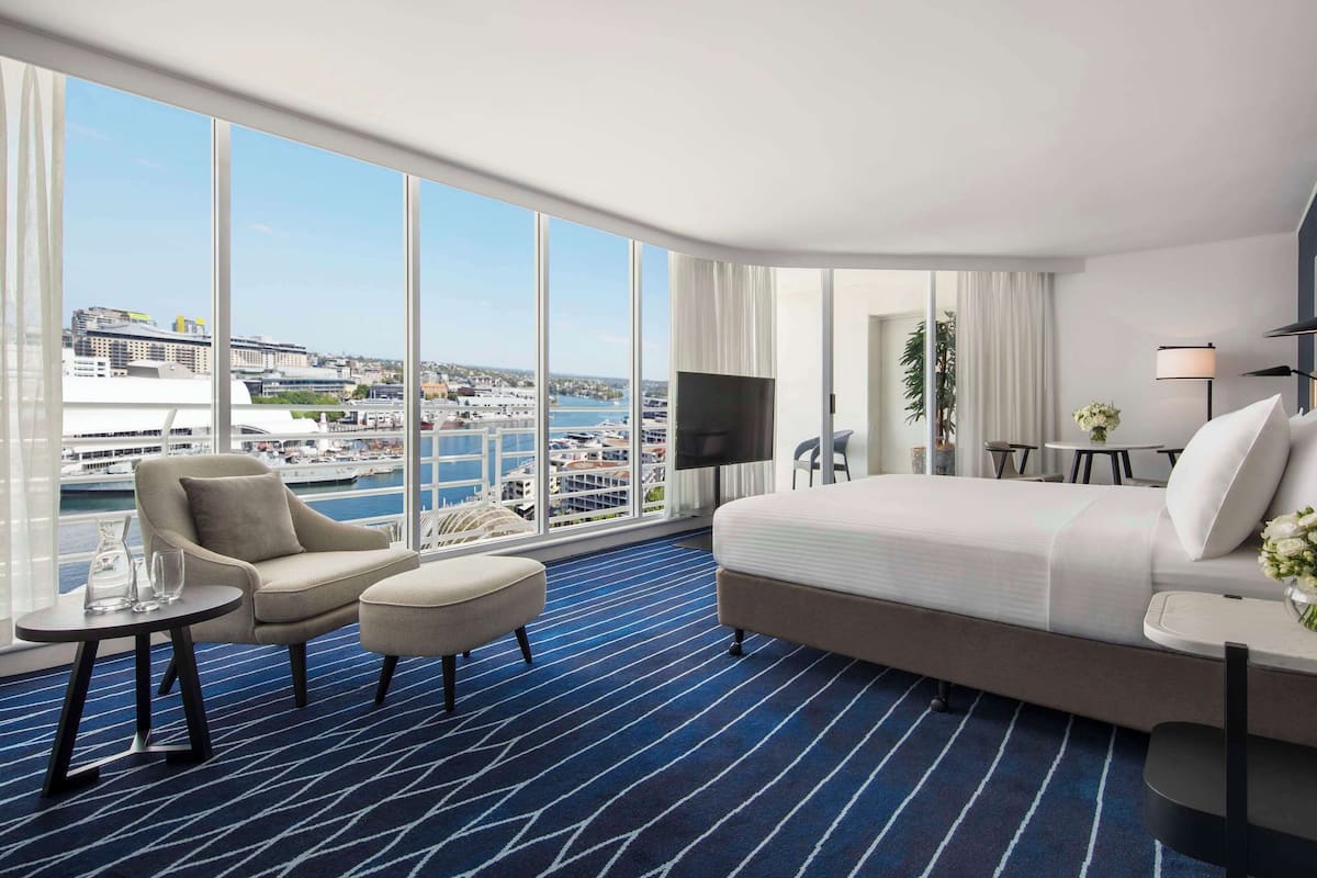 Suite, balcón, vista al puerto | 1 habitación, ropa de cama de alta calidad y minibar