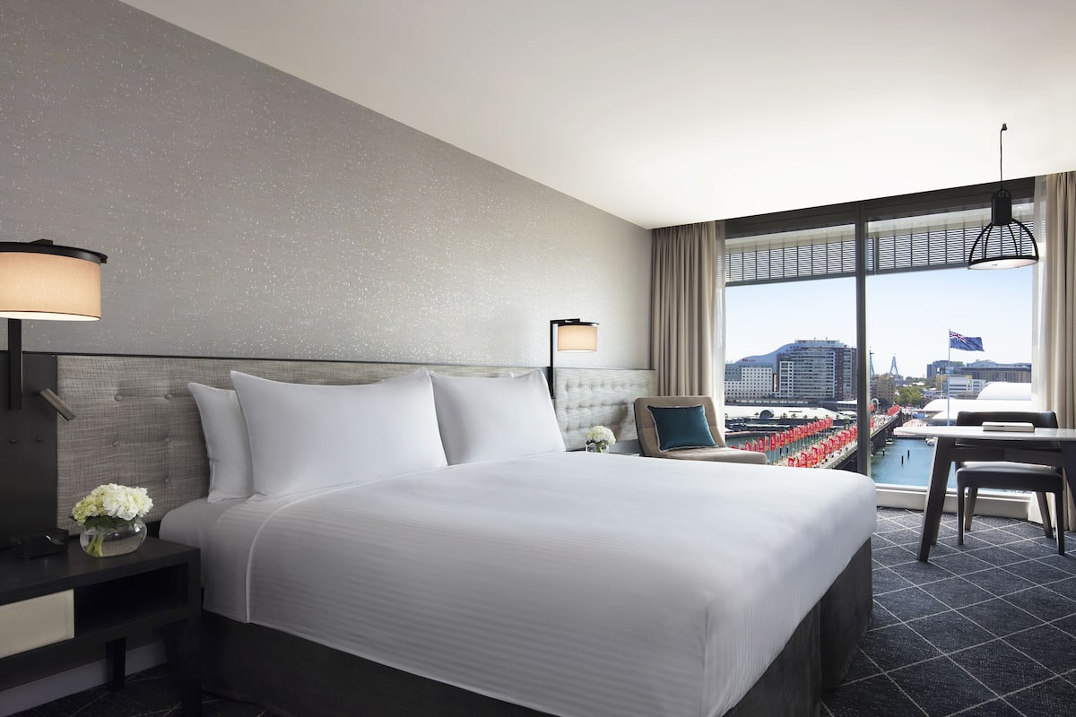 Room, 1 King Bed, Darling Harbor View (Tower) | 1 habitación, ropa de cama de alta calidad y minibar