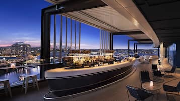 4 Bars/Lounges, Bar auf der Dachterrasse, Lobby-Lounge, Pub