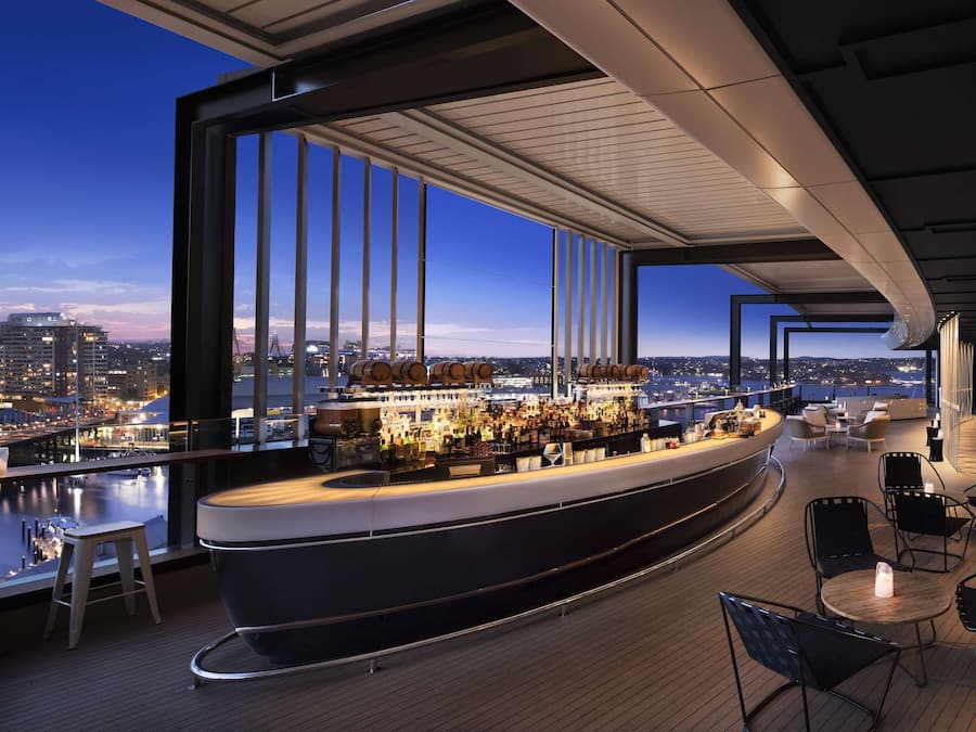 4 bares, bar en la azotea, salón en el lobby, pub