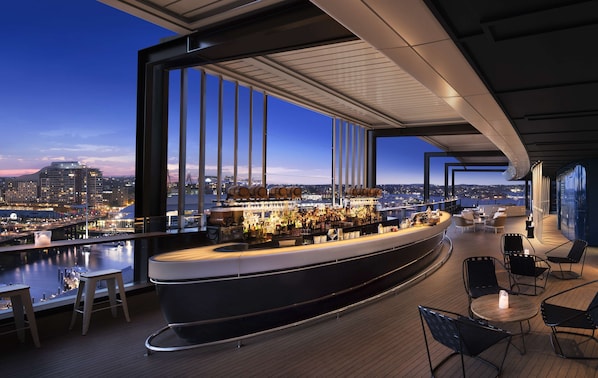 4 barer/lounger, bar på takterrassen, lobbylounge och pub