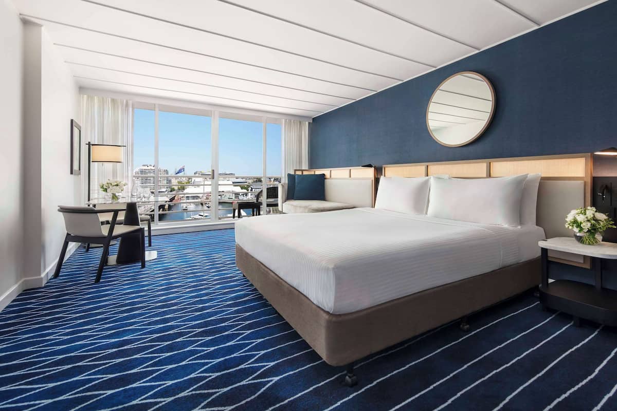 Room, 1 King Bed, Balcony, Darling Harbor View | 1 habitación, ropa de cama de alta calidad y minibar