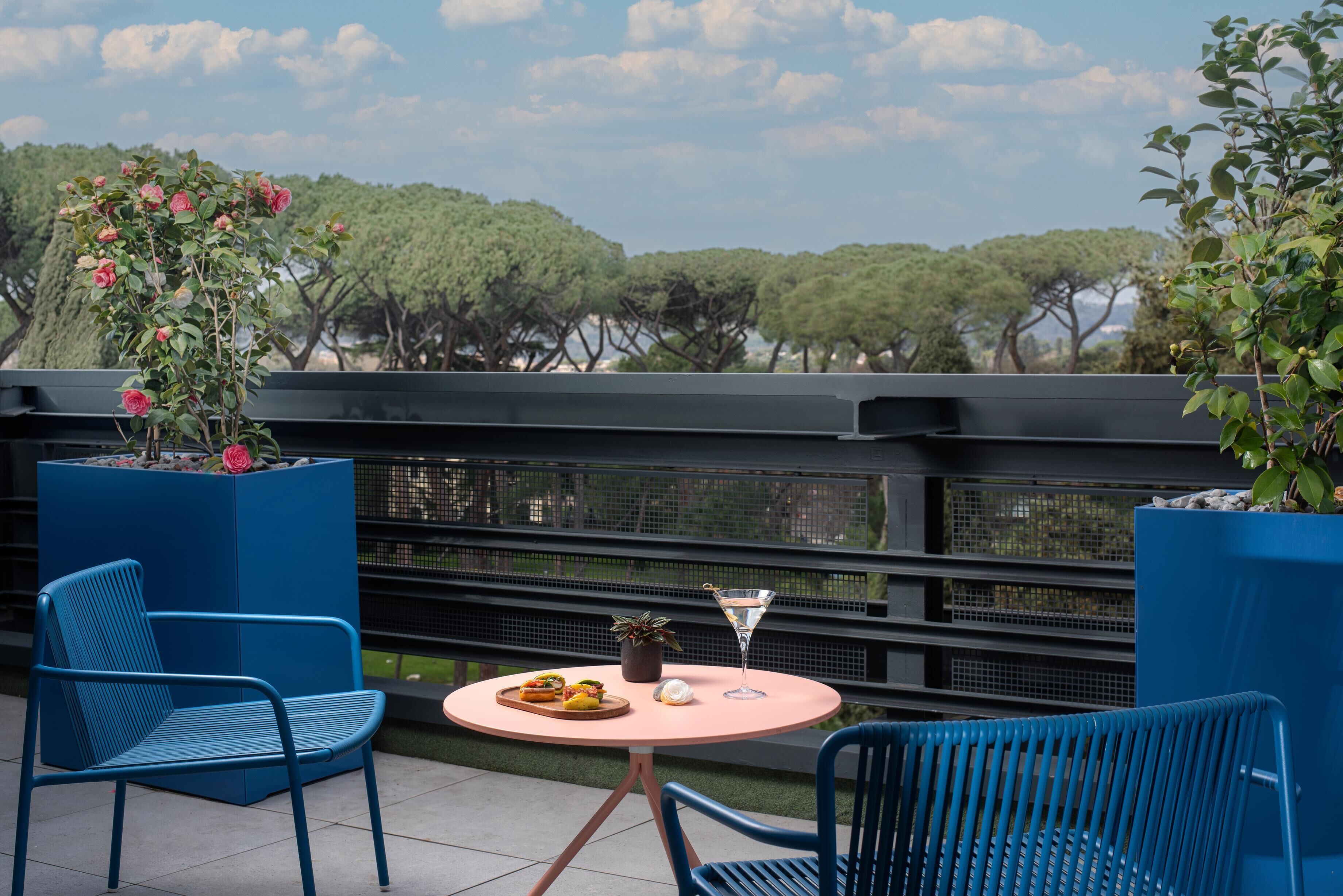 Luxe beddengoed, een minibar, een kluis op de kamer, een bureau