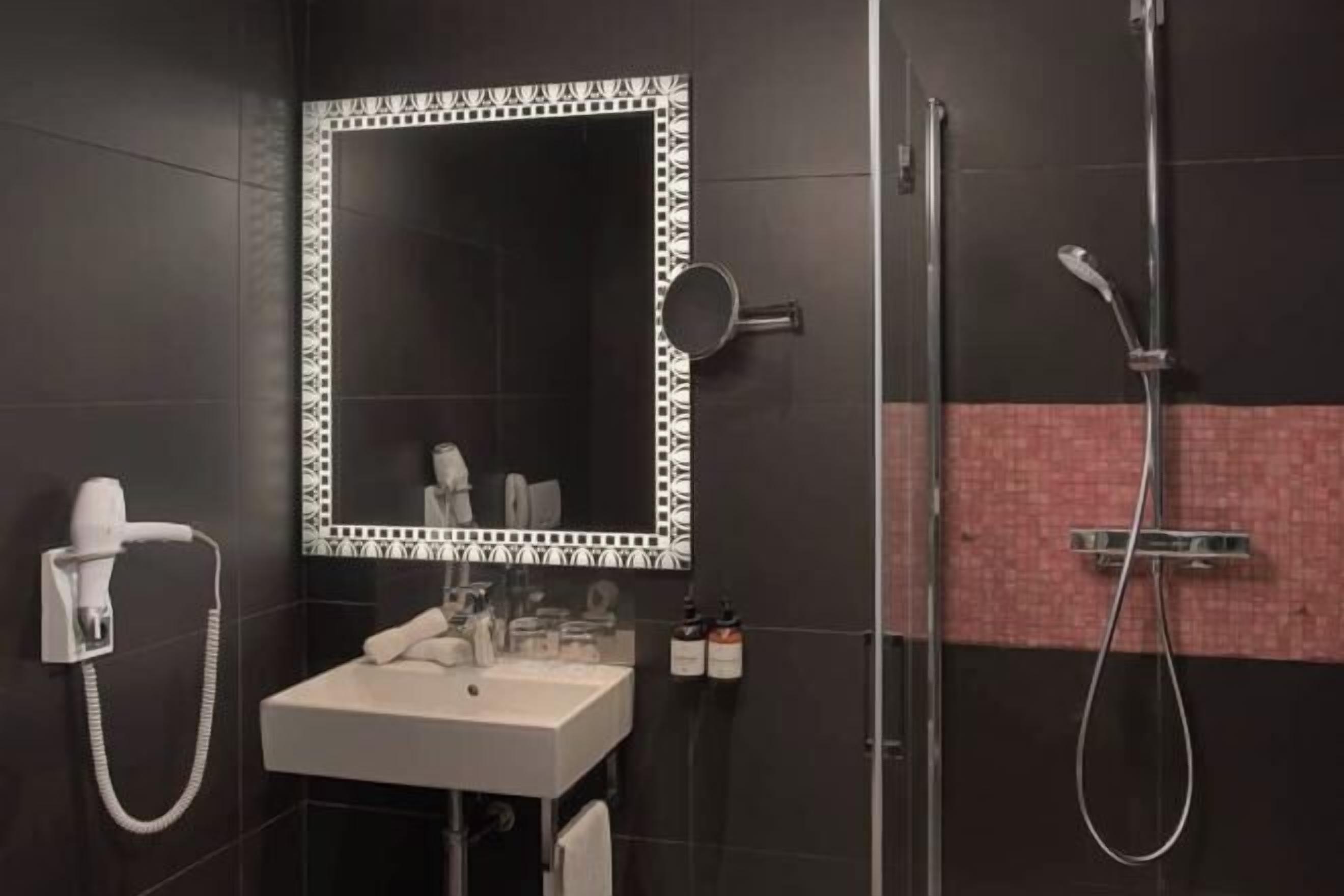 Salle de bain | Douche à « effet pluie », articles de toilette écologiques