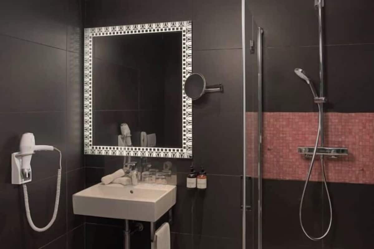 Salle de bain | Douche à « effet pluie », articles de toilette écologiques