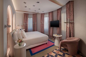 Sengetøy av topp kvalitet, minibar, safe på rommet og skrivebord