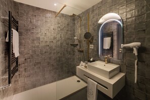 nhow Junior Suite | Bathroom | Rainfall showerhead, eco-friendly toiletries, hair dryer, bidet - nhow Roma Vittorio Veneto (Rome)