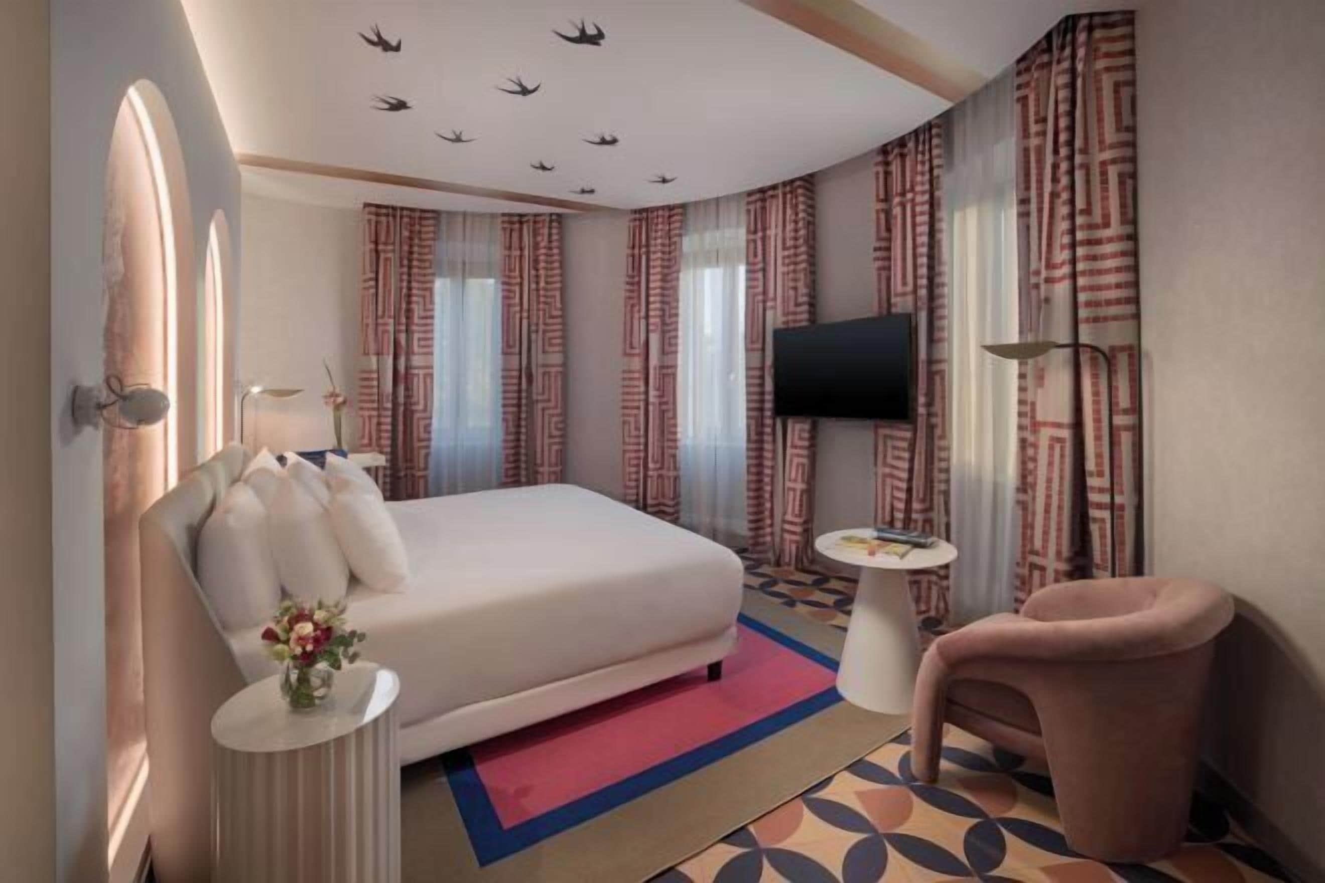 Peralatan tempat tidur premium, bar mini, peti besi dalam bilik, meja 