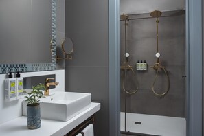Rainfall showerhead, eco-friendly toiletries, hair dryer, bidet - nhow Roma Vittorio Veneto (Rome)