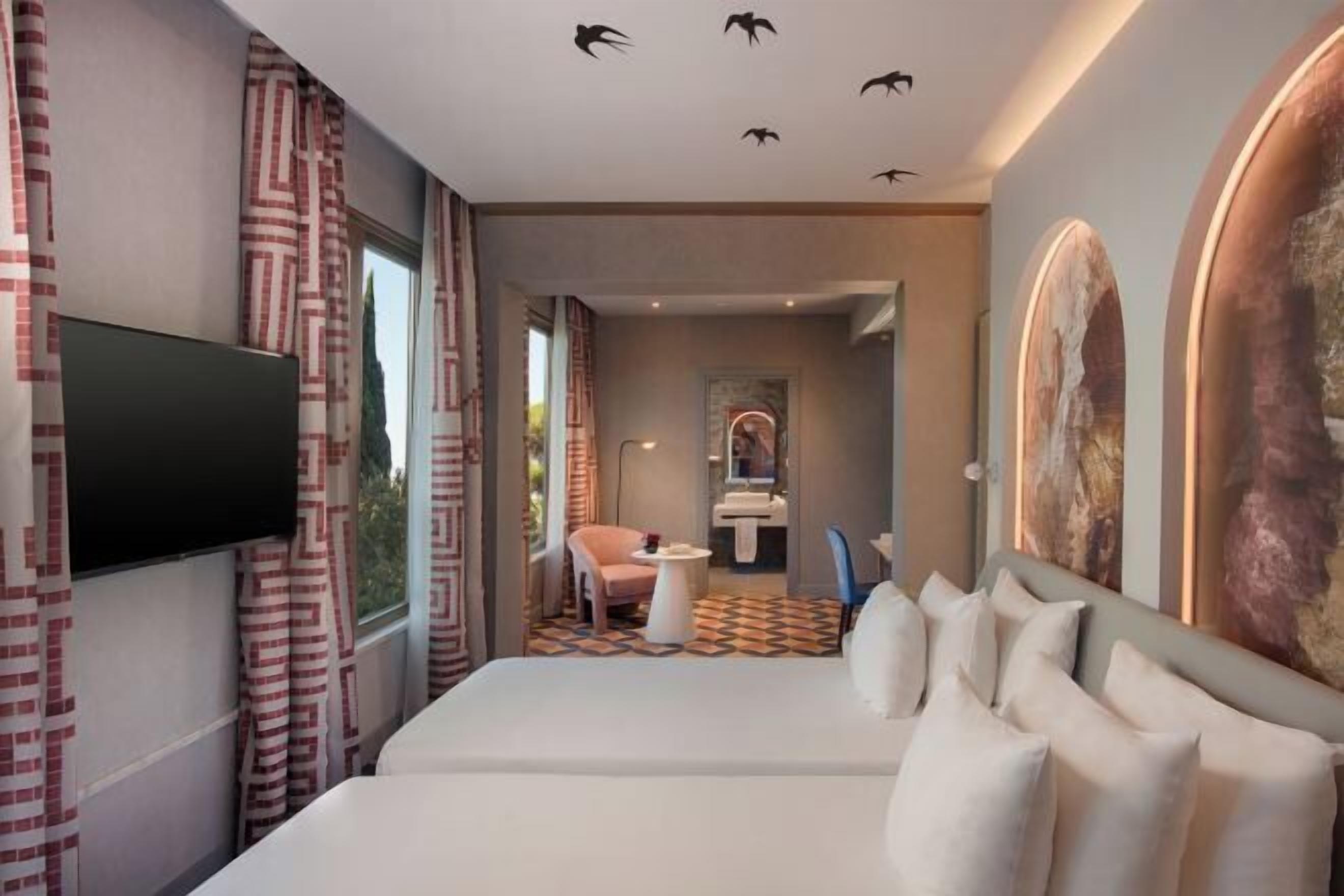 Peralatan tempat tidur premium, bar mini, peti besi dalam bilik, meja 