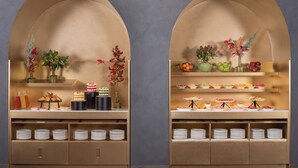 Un buffet proposant une variété de plats et agrémenté de plantes décoratives.