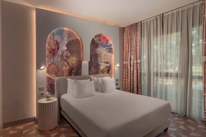 Peralatan tempat tidur premium, bar mini, peti besi dalam bilik, meja 