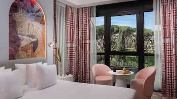 Hochwertige Bettwaren, Minibar, Zimmersafe, Schreibtisch