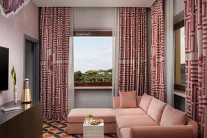 Sengetøy av topp kvalitet, minibar, safe på rommet og skrivebord