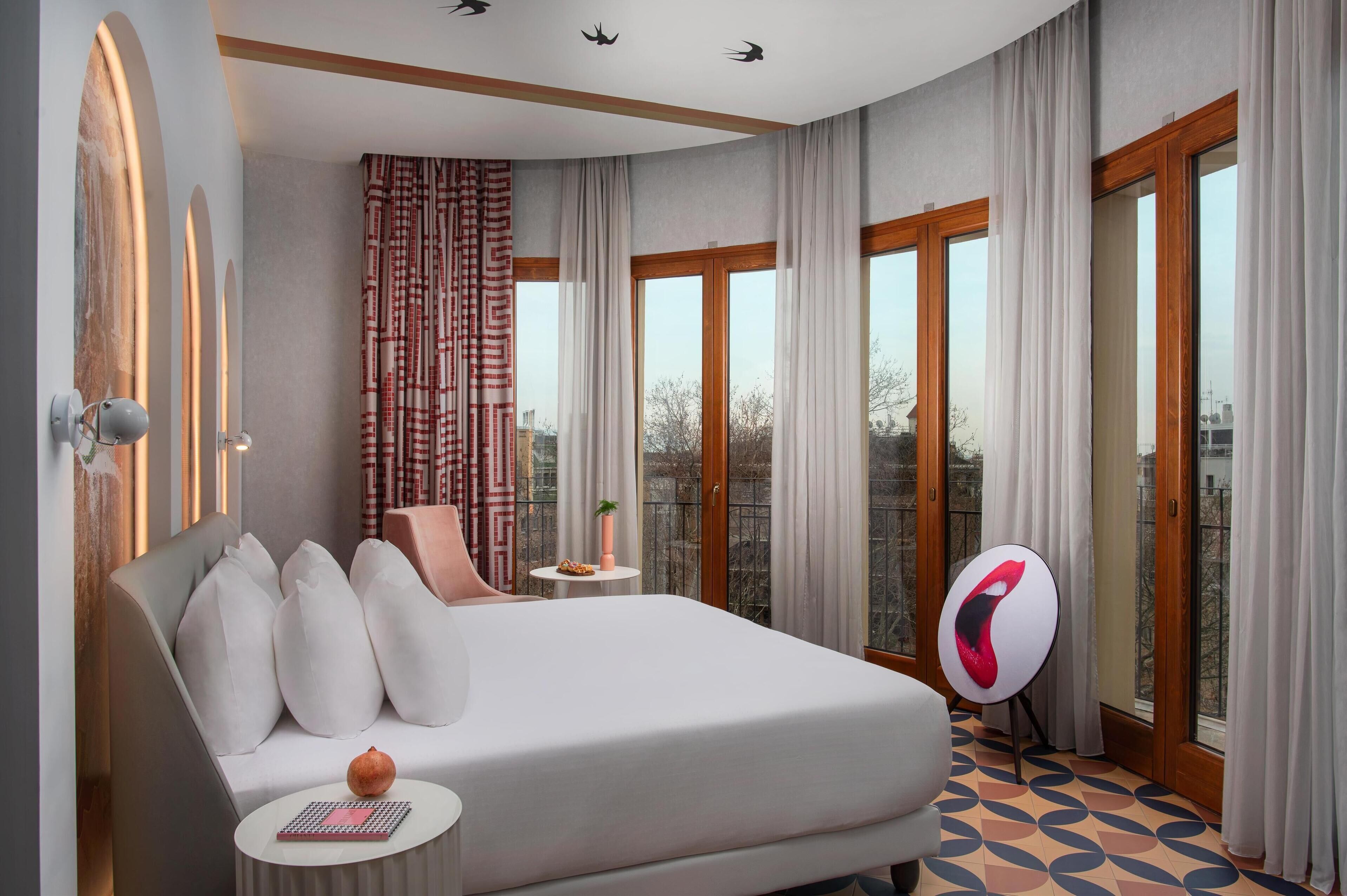 Luxe beddengoed, een minibar, een kluis op de kamer, een bureau